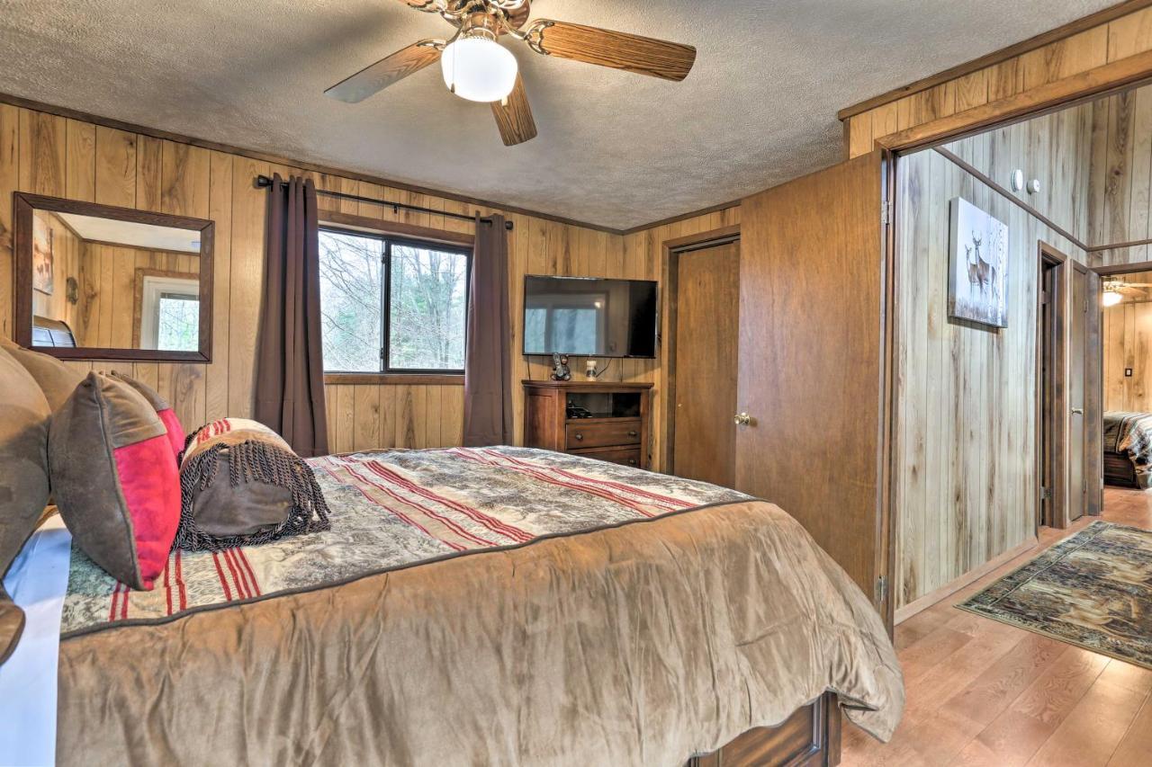 Bear Den Rustic Pocono Lake Home With Game Room! Kültér fotó