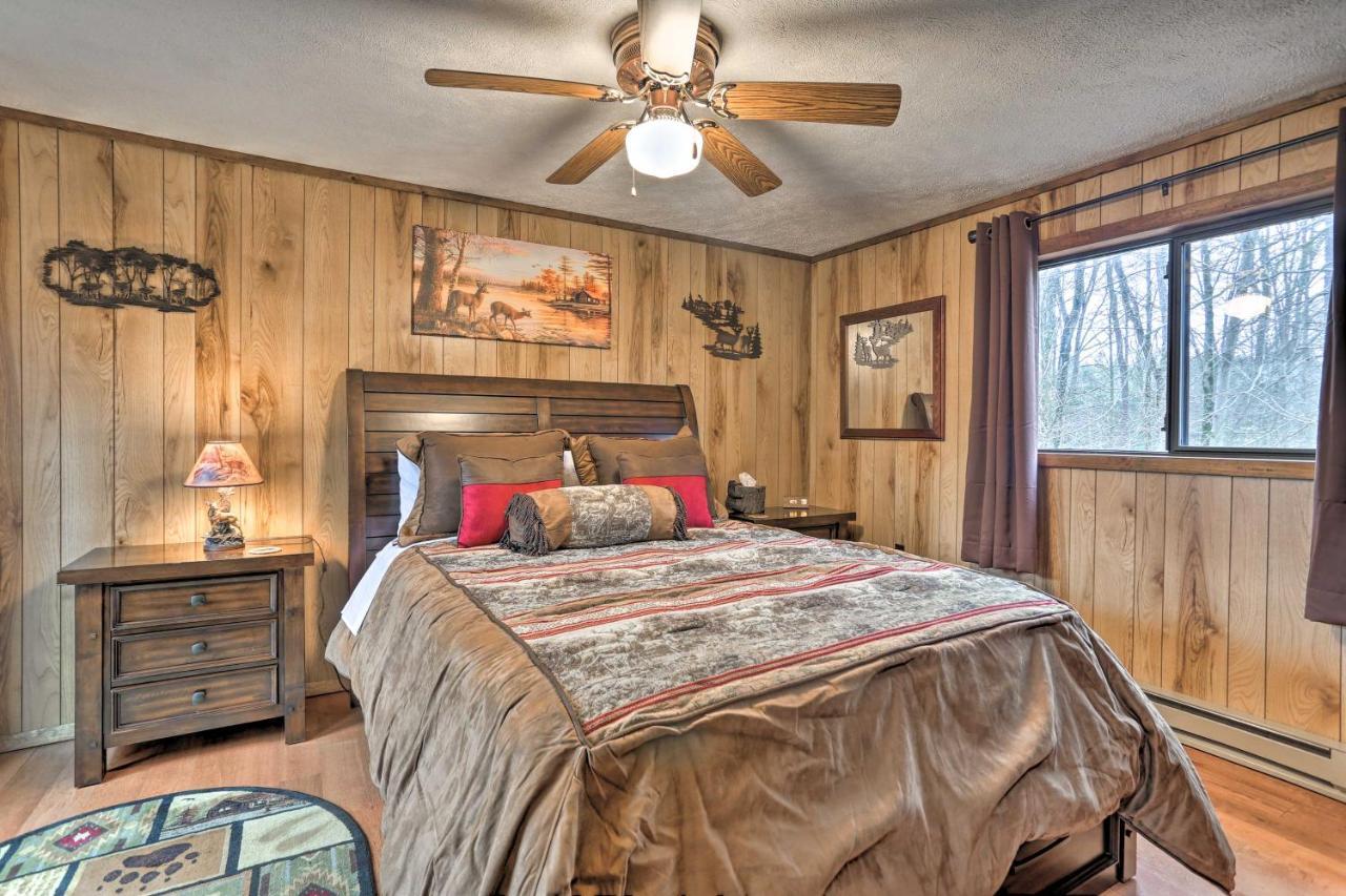 Bear Den Rustic Pocono Lake Home With Game Room! Kültér fotó