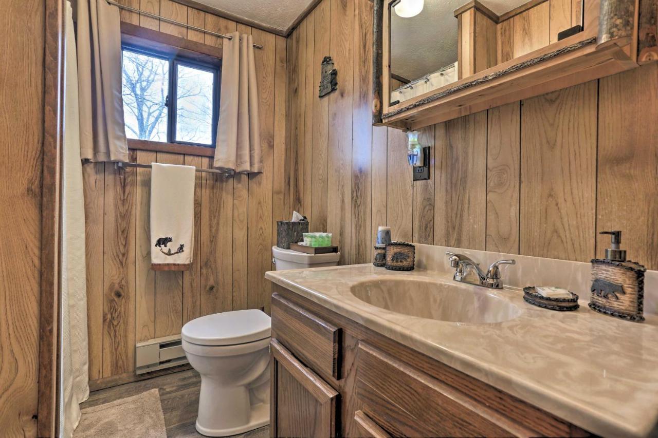 Bear Den Rustic Pocono Lake Home With Game Room! Kültér fotó